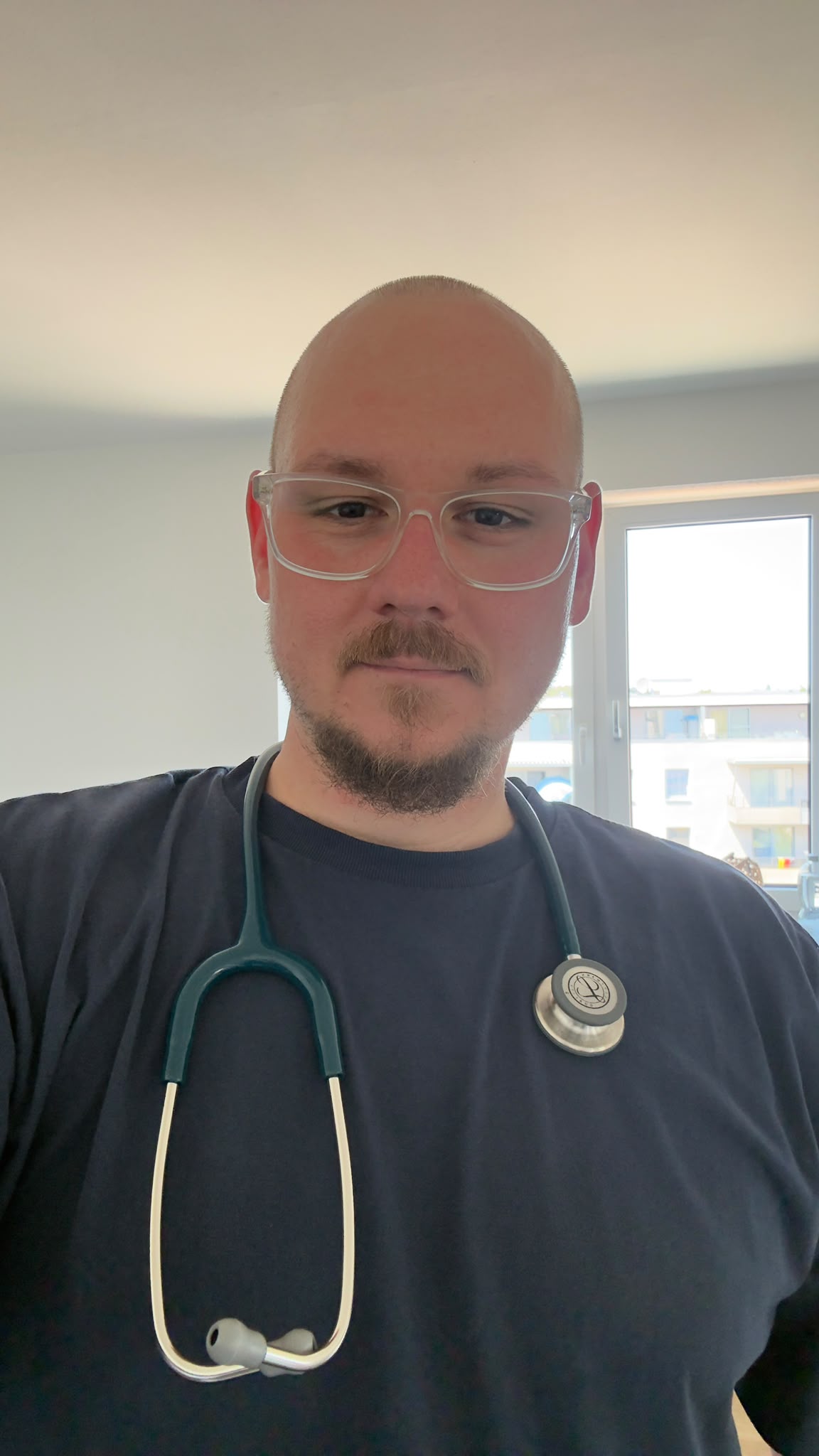 Porträt von Andreas, Assistenzkraft und Gesundheits- und Kinderkrankenpfleger im Team von Daniel